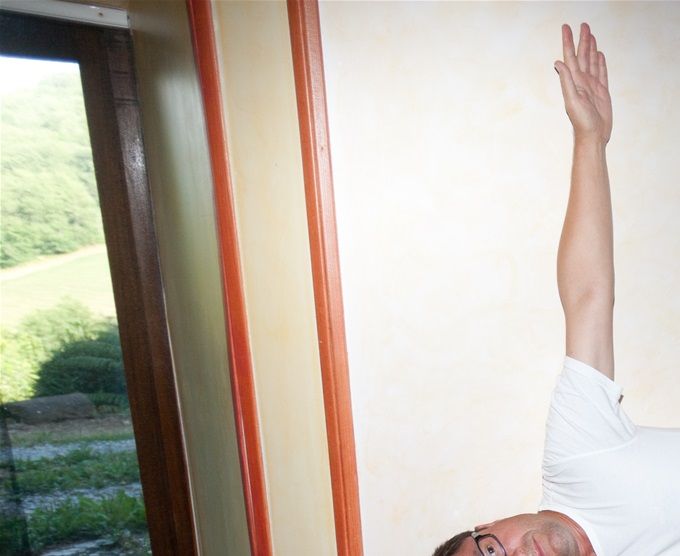 Uday Bhosale ( stage la combe de la pérrière) ajustant ARDHA CANDRASANA